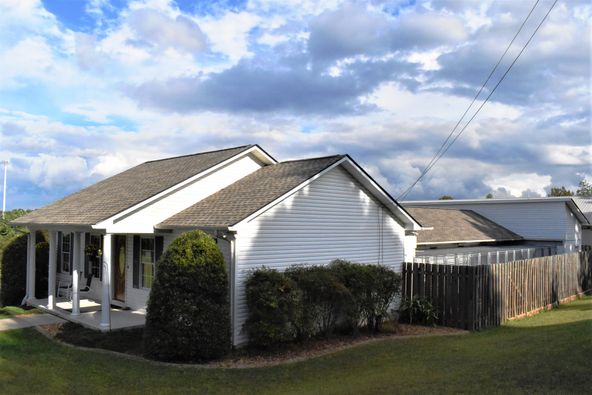 Bed & Biscuit: 153 Fence Ln, Crossville, TN 38571